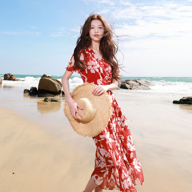 13458496.三彩若潮大码女装2026夏季新款法式V领连衣裙度假风印花收腰胖MM