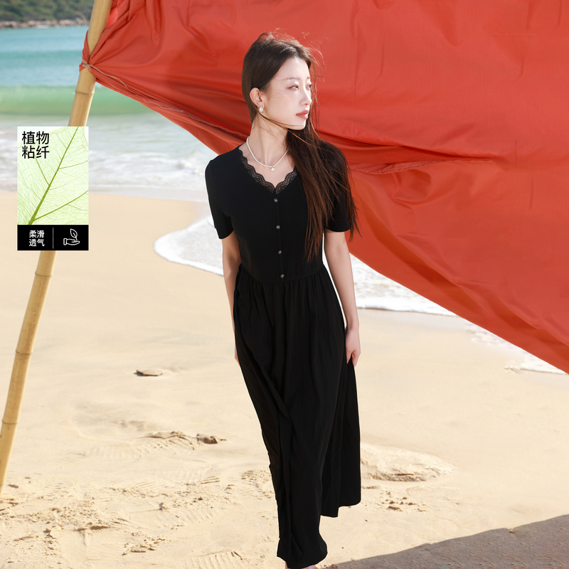 13478589.三彩若潮大码女装2026夏季新款V领连衣裙小黑裙修身显瘦微胖MM