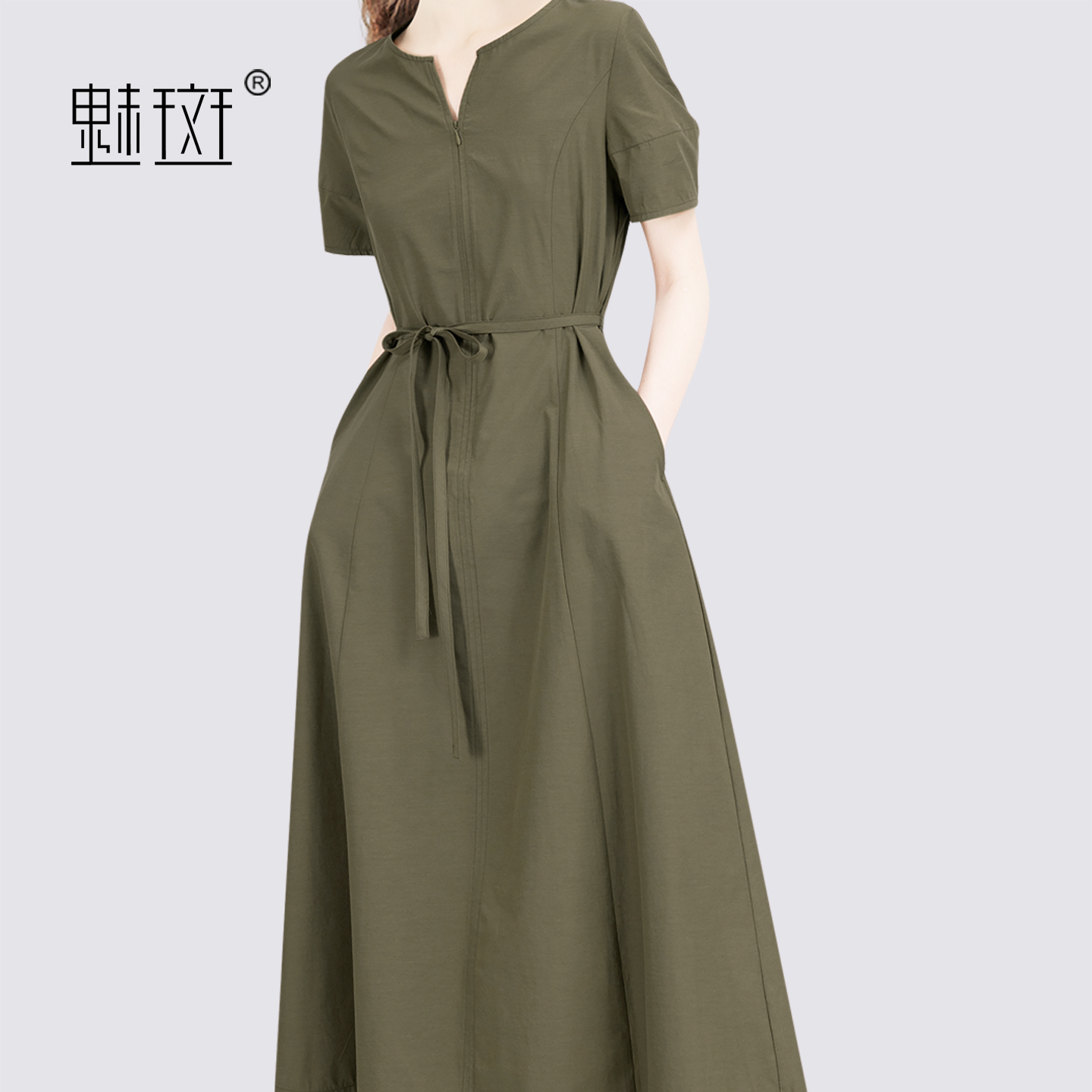 13480555.魅斑军绿色连衣裙V领A字裙
