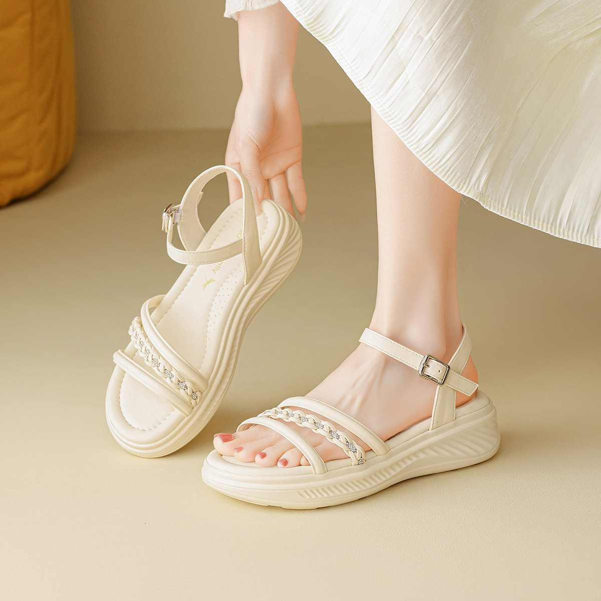 13483018.【时尚厚底】红蜻蜓26年女鞋水钻一字带凉鞋女百搭休闲沙滩凉鞋