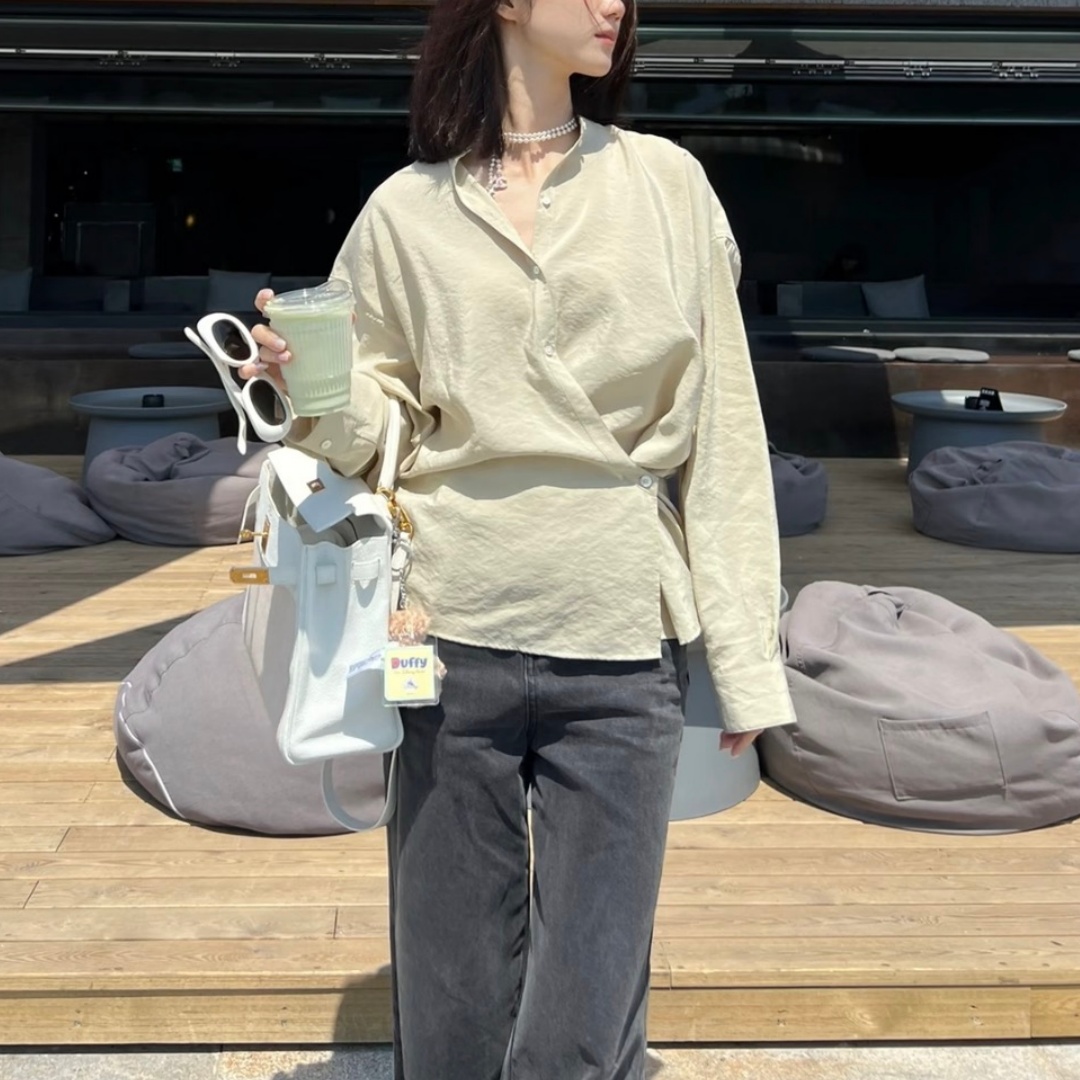 13505061.【雅薇吉】76%桑蚕丝，LM同款燕麦白简约松弛感长直翻领旋褶干丝衬衫