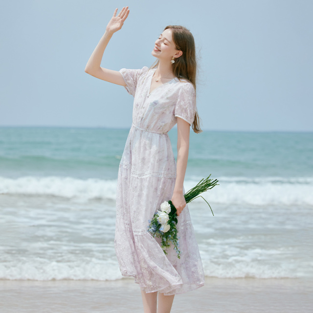 13516657.香影紫色碎花v领连衣裙女2026夏季新款蛋糕裙海边度假a字收腰裙子
