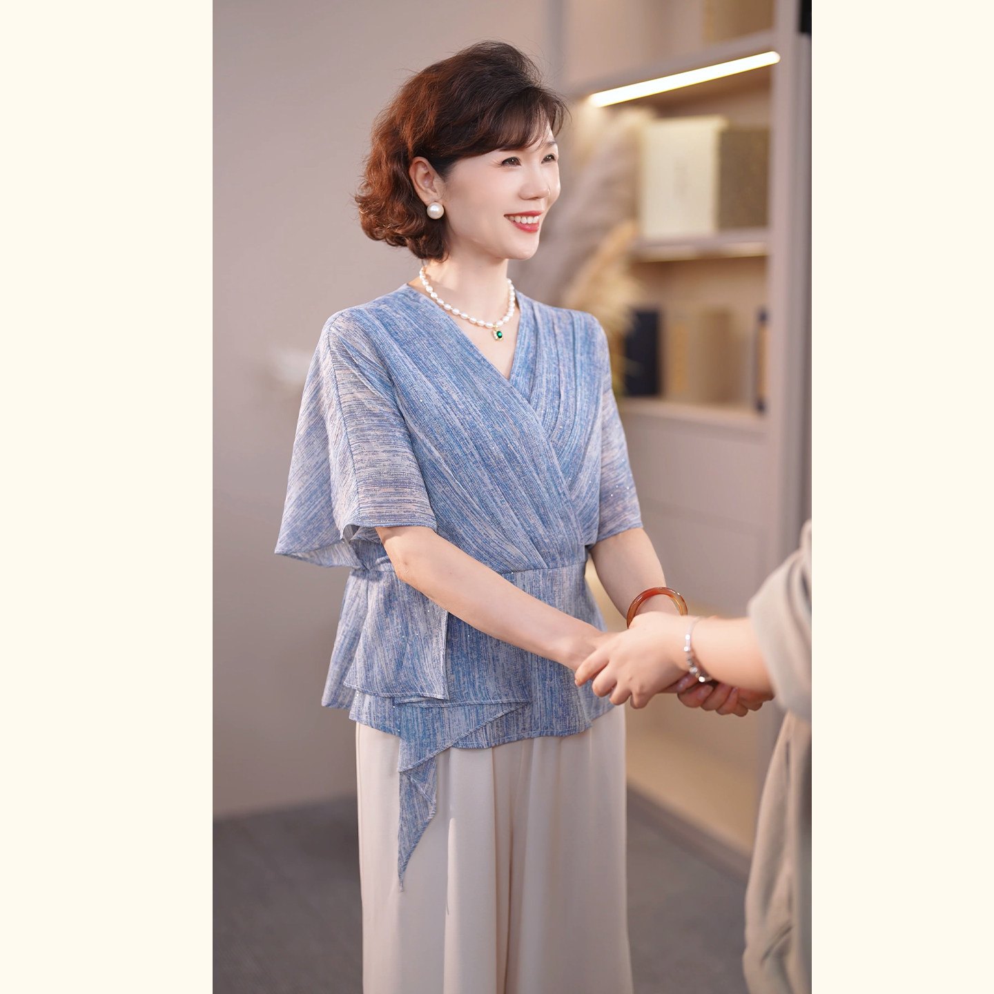 13519243.中年妈妈气质V领雪纺衫女夏季小个子短袖上衣垂感显瘦通勤衬衫