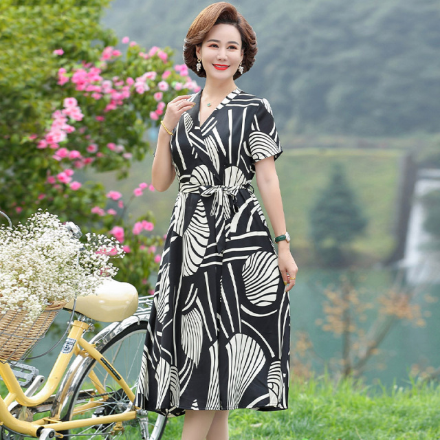 13522975.妈妈款夏季V领花色洋气连衣裙