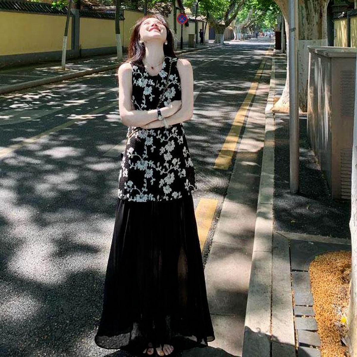 13529079.【轻盈都市】夏季假两件撞色绣花圆领无袖拼接大摆连衣裙女高级感