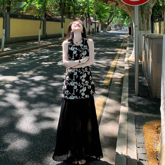 13529079.【轻盈都市】夏季假两件撞色绣花圆领无袖拼接大摆连衣裙女高级感