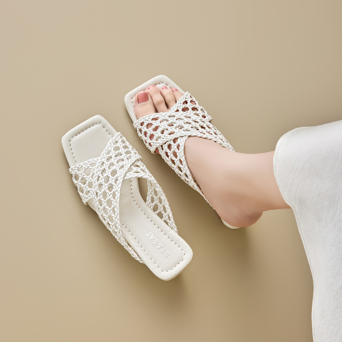 13526215.星期六凉拖鞋女夏季精致凉拖鞋外穿方头坡跟编织镂空时装拖鞋
