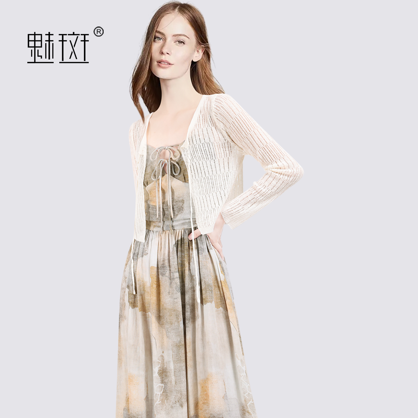 13531870.魅斑印花吊带裙外搭套装