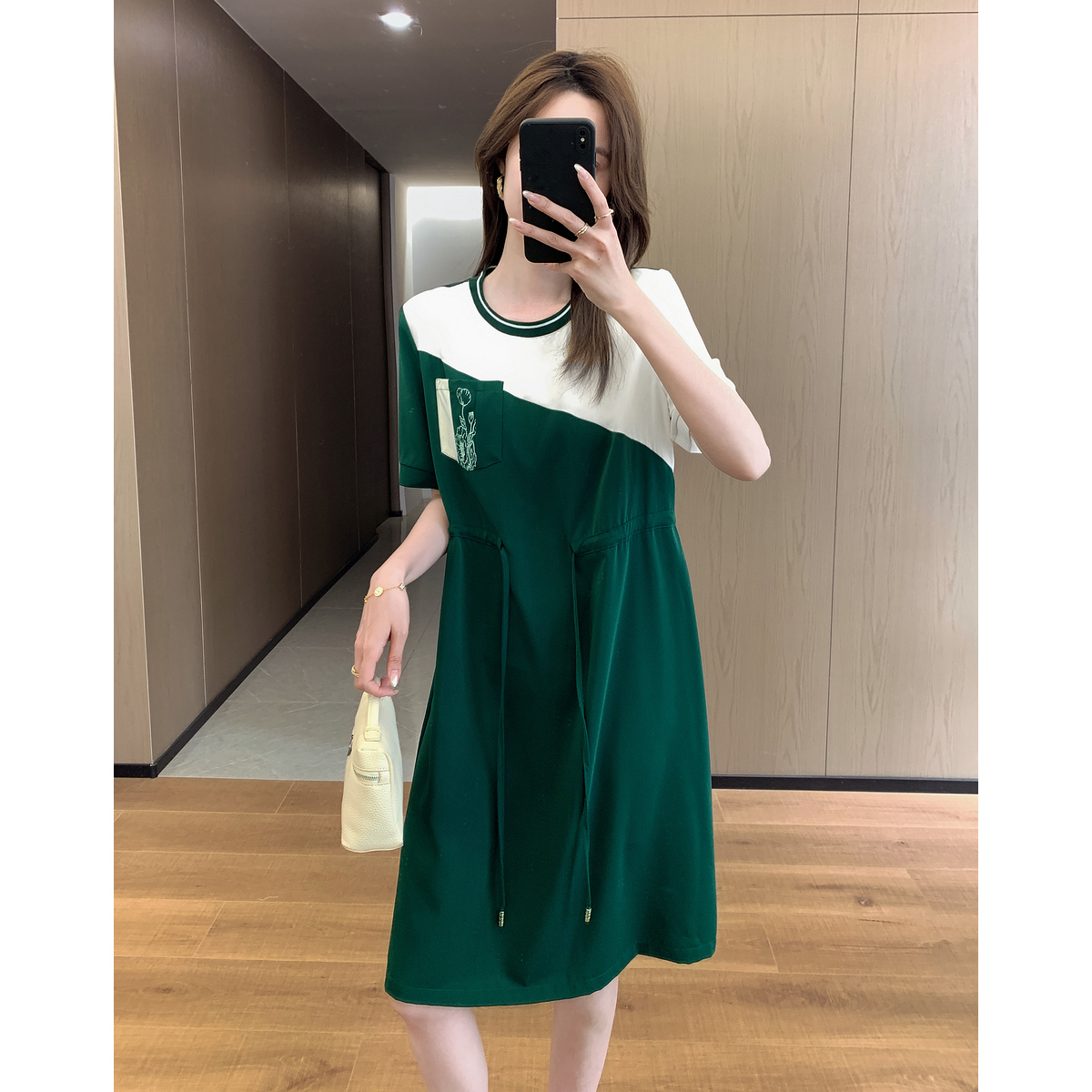 13530803.瑞品集团JEANS【不规则美学】夏季通勤风撞色拼接翻边袖圆领系带调节腰女连衣裙