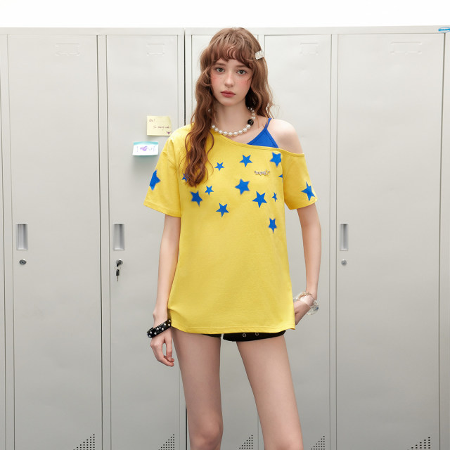13676194.UNIFREE黄色假两件斜肩短袖T恤夏季星星印花露肩宽松美式复古上衣U262G078B1B1