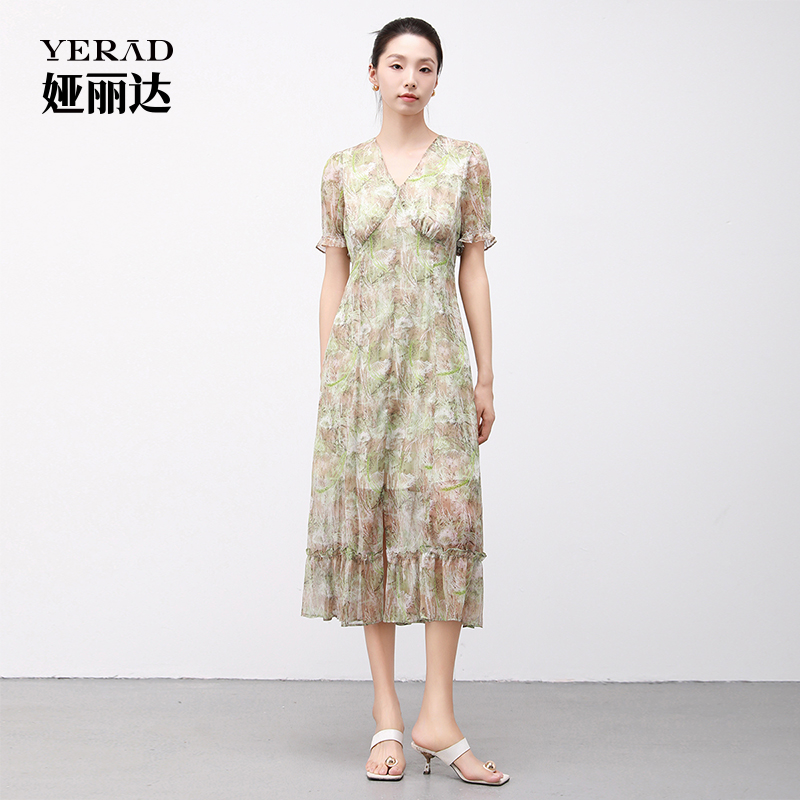 13536358.【娅丽达】花色V领大裙摆时尚连衣长裙