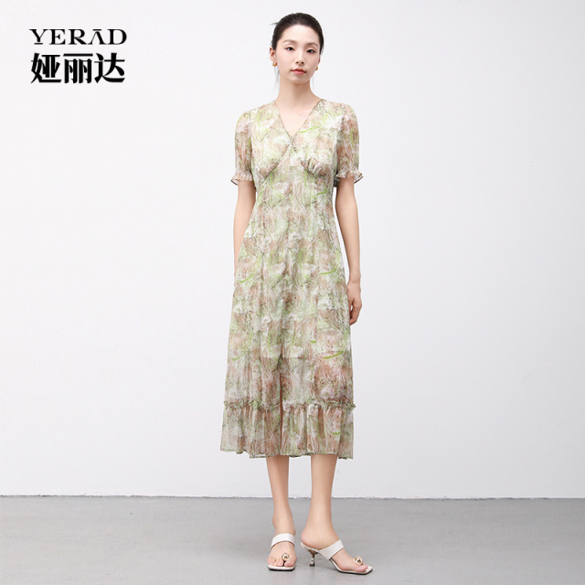 13536358.【娅丽达】花色V领大裙摆时尚连衣长裙