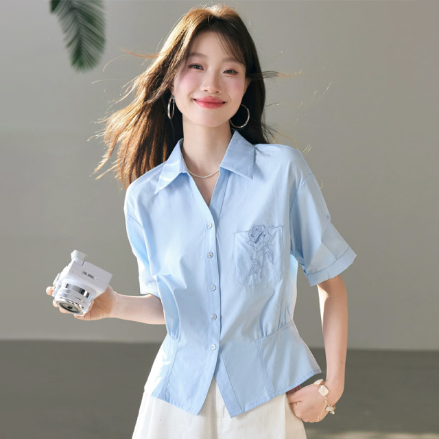13585526.初云紫衣春夏装 女法式洋气减龄短袖翻领收腰蓝色刺绣衬衫2740
