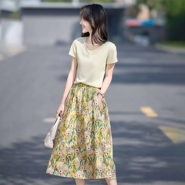 13585529.初云紫衣春夏装 女休闲V领短袖T恤上衣碎花中长款半身裙两件套装5622