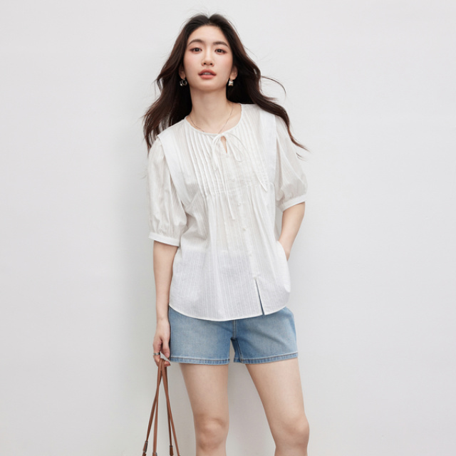 13588187.曼贝衬衫女短袖夏季新款白色圆领褶皱上衣今年流行爆款泡泡袖衬衣