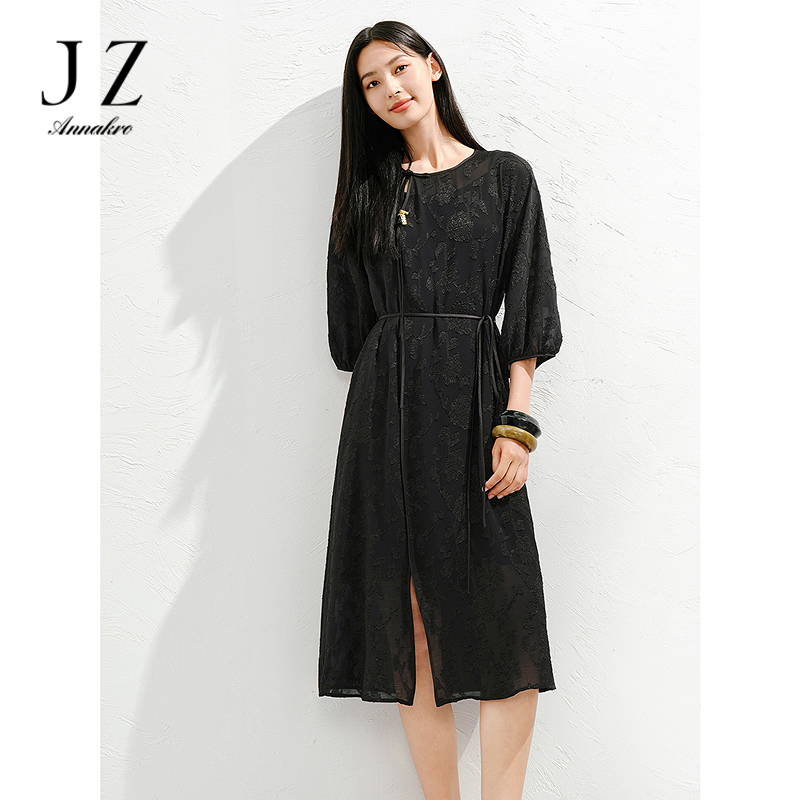 13599325.玖姿安娜蔻优雅摩登新中式立体剪花连衣裙女夏季新款