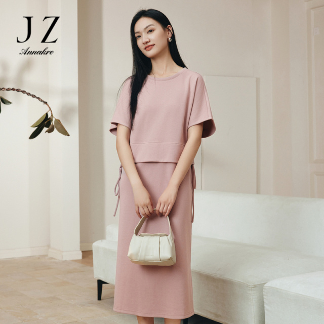13602820.玖姿安娜蔻休闲简约风抽绳轻运动宽松收腰连衣裙女夏季新款