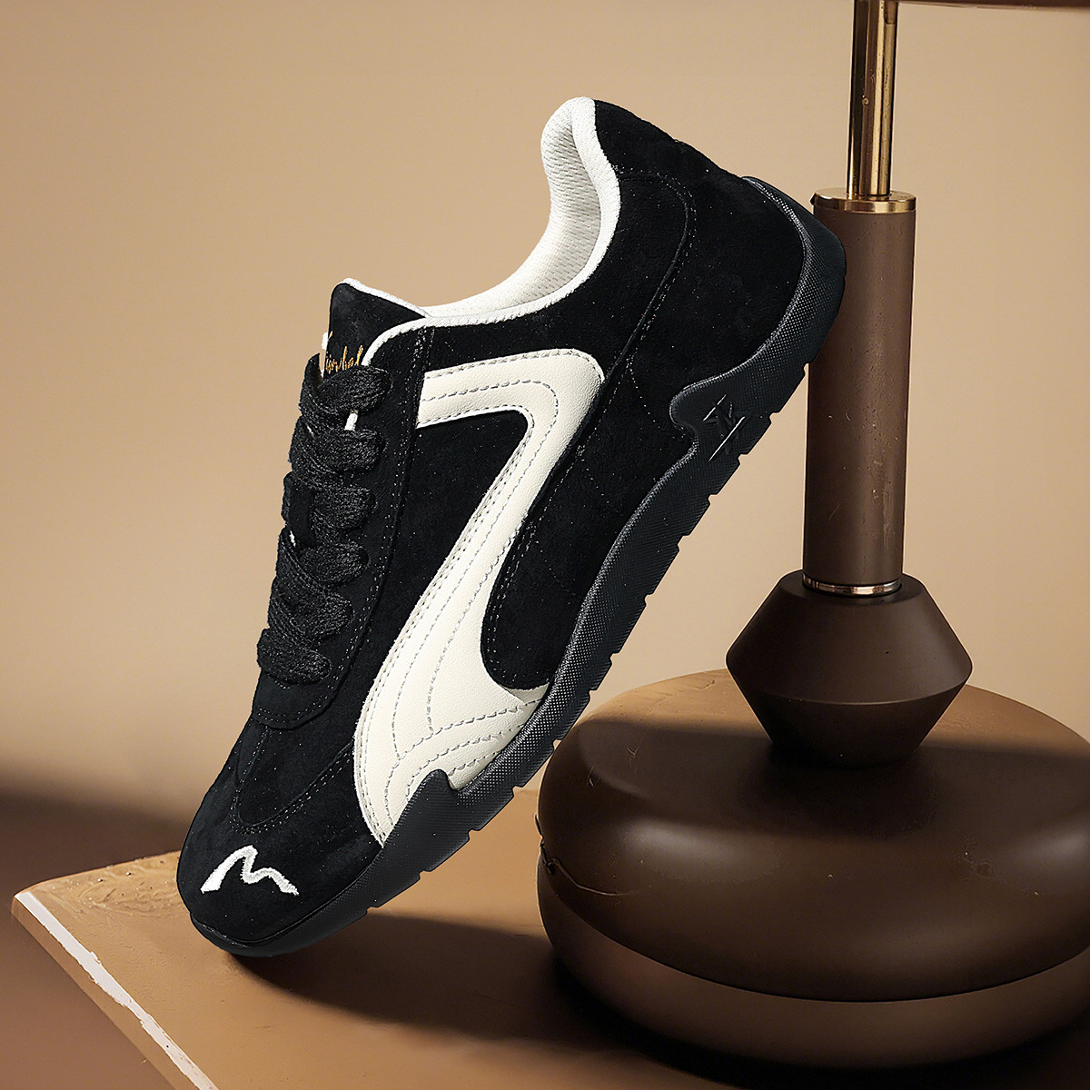 13604634.德训鞋男款新款红色薄底户外休闲鞋男士时尚百搭运动男鞋