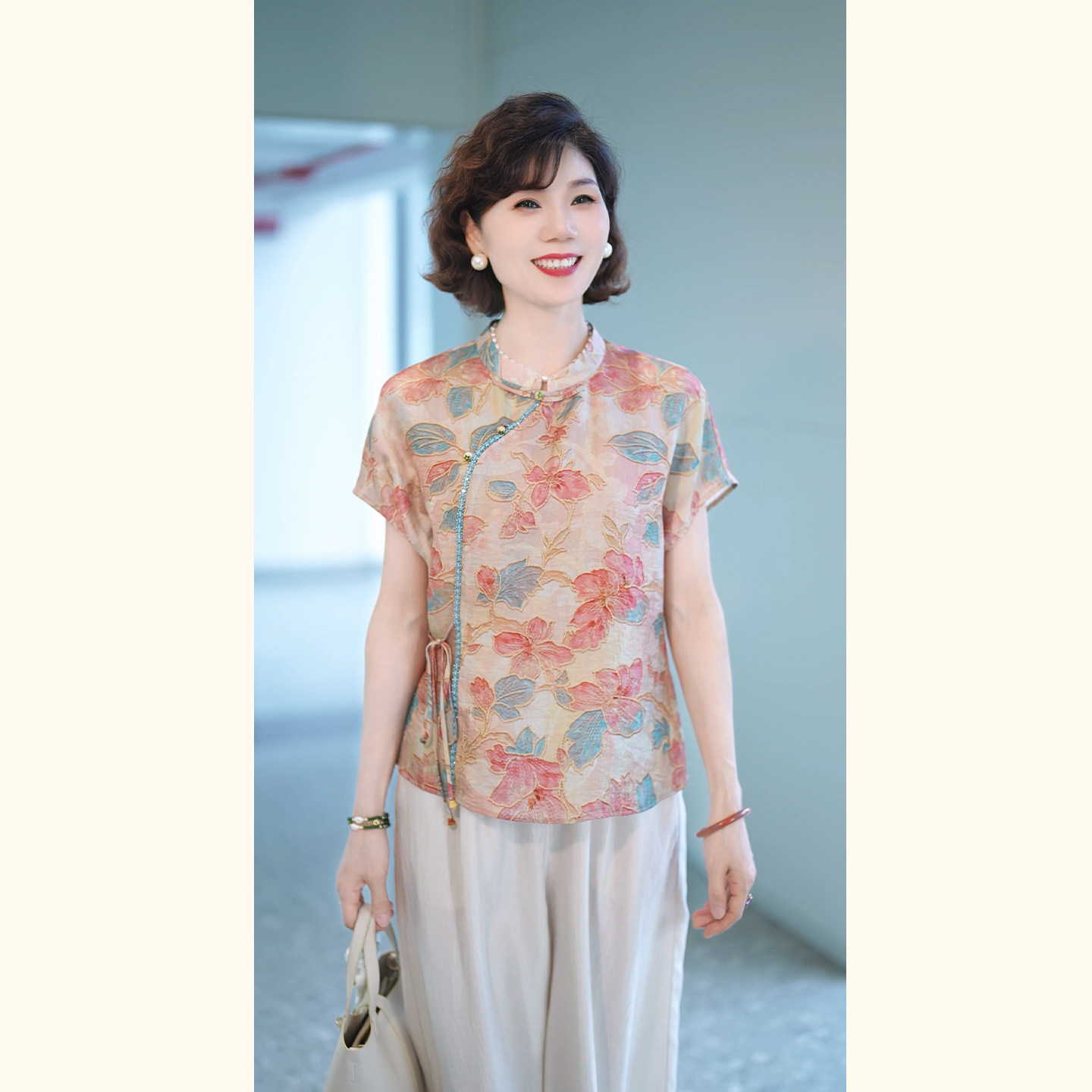 13622346.年轻妈妈夏装衣服立体感花卉气质夏季洋气中老年女装国风洋气小衫