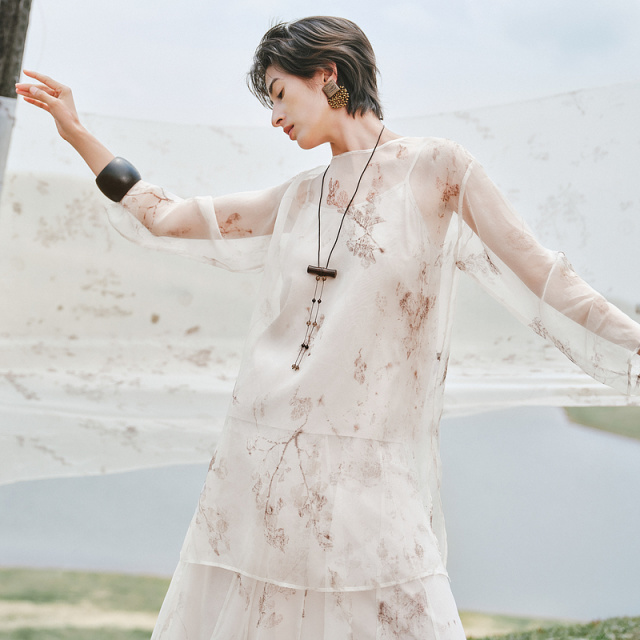 13622426.【100桑蚕丝真丝】夏季透感印花九分袖开叉宽松腰中长款女衬衫