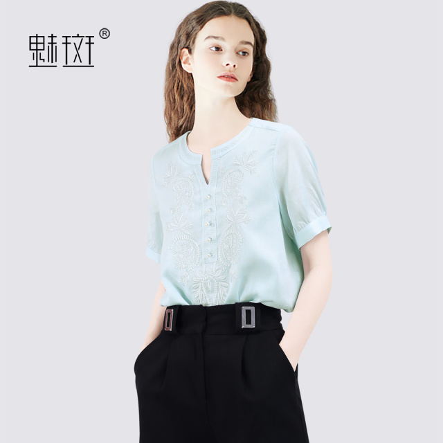 13630626.魅斑刺绣V领泡泡袖衬衫天丝衬衣