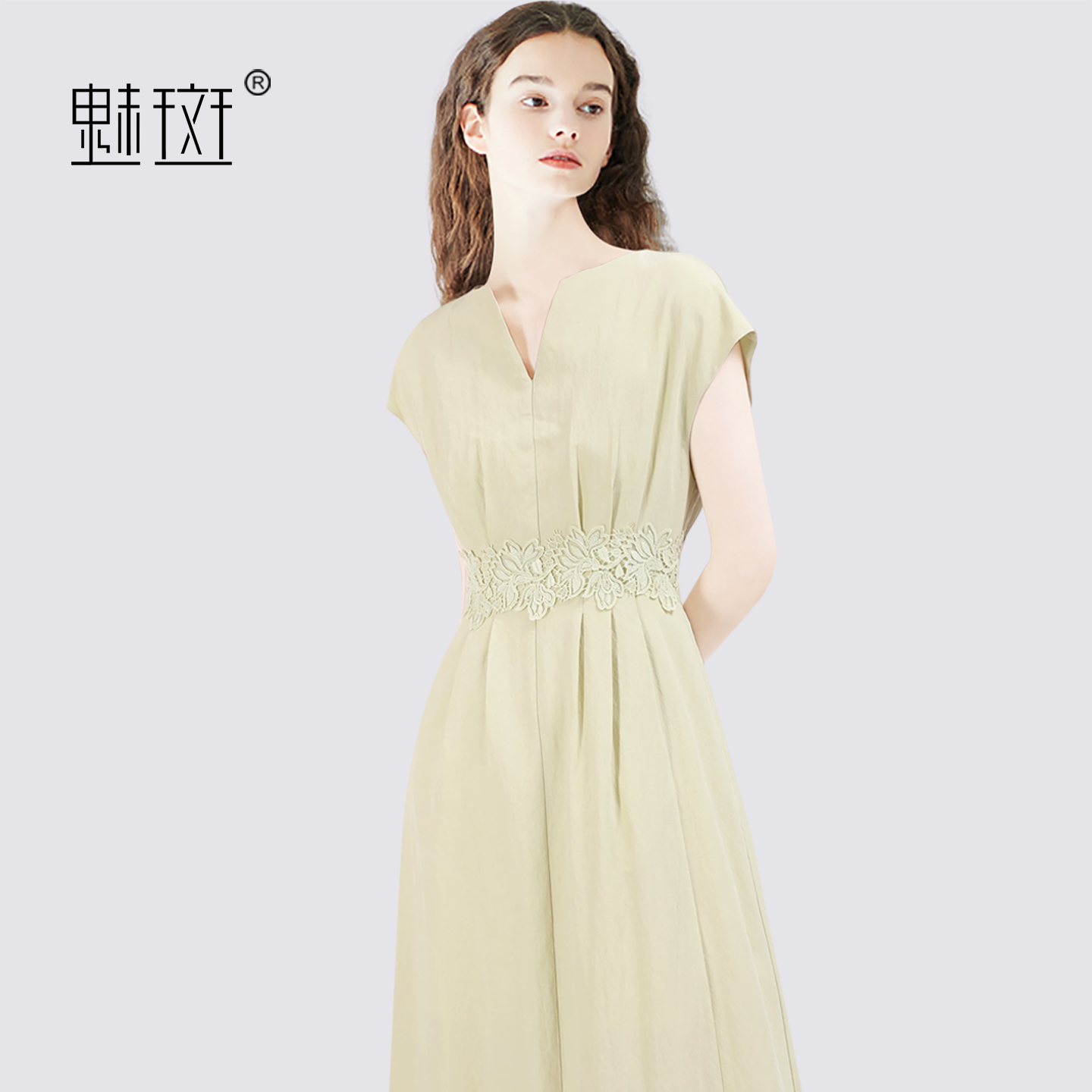 13630599.魅斑V领蕾丝拼接连衣裙裙子
