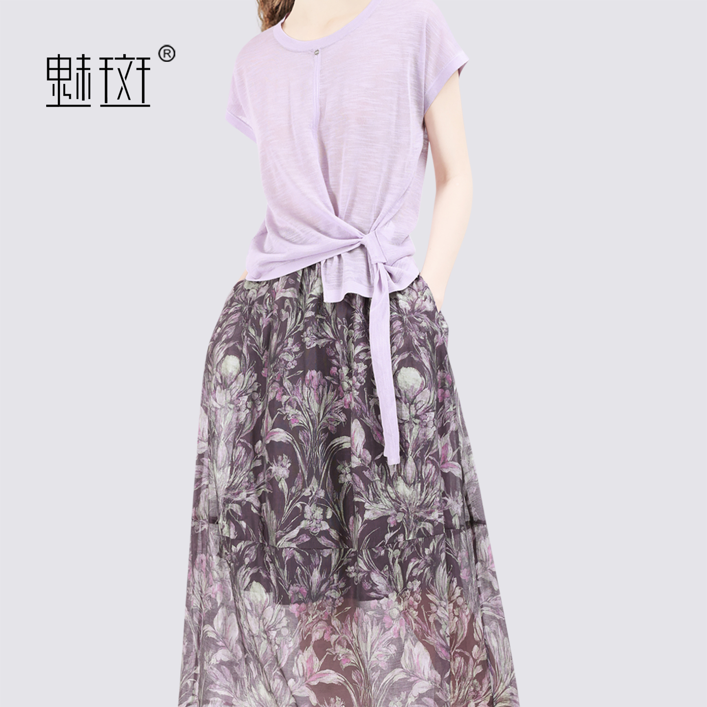 13655771.魅斑扭结收腰短袖碎花裙套装