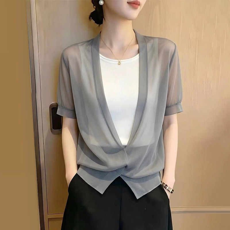 13656719.丹芙娅灰色V领衬衫女短袖2026夏季新款洋气减龄设计感薄款防晒衬衣上衣