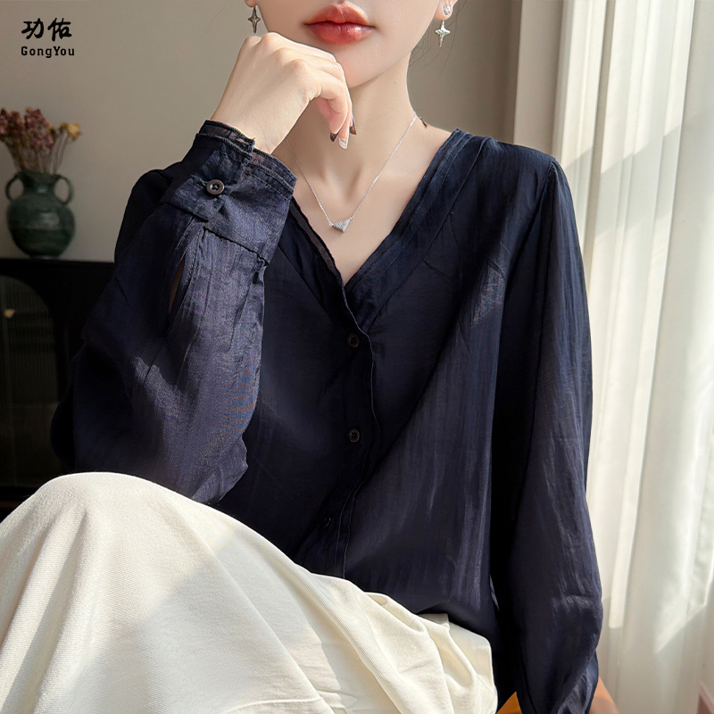 13661773.【功佑】丝滑缎面温柔风V领轻薄防晒衬衫