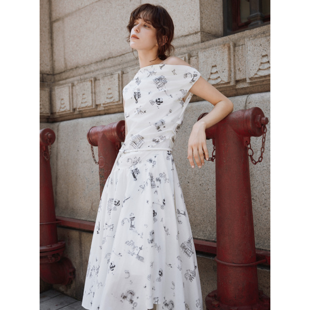 13667315.ELLE纯棉印花斜肩收腰连衣裙女法式优雅风不规则长裙