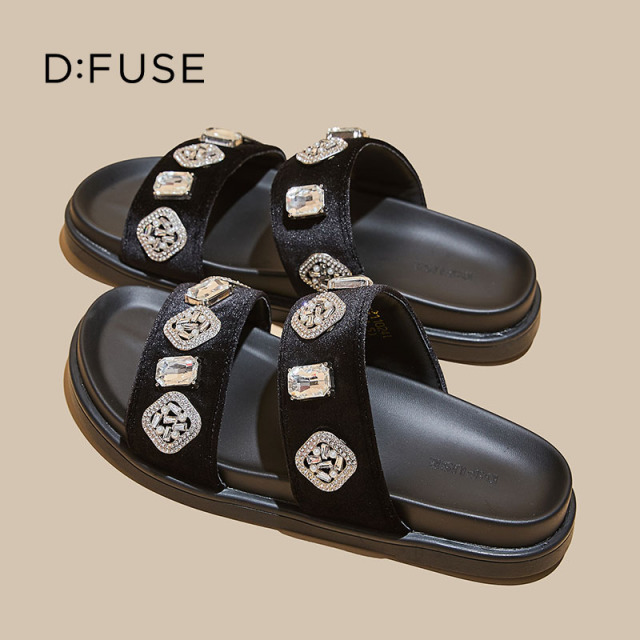 13670020.墨斯本D:Fuse/迪芙斯新款水钻潮流露趾外穿一字女拖鞋星期六集团DFE211024I