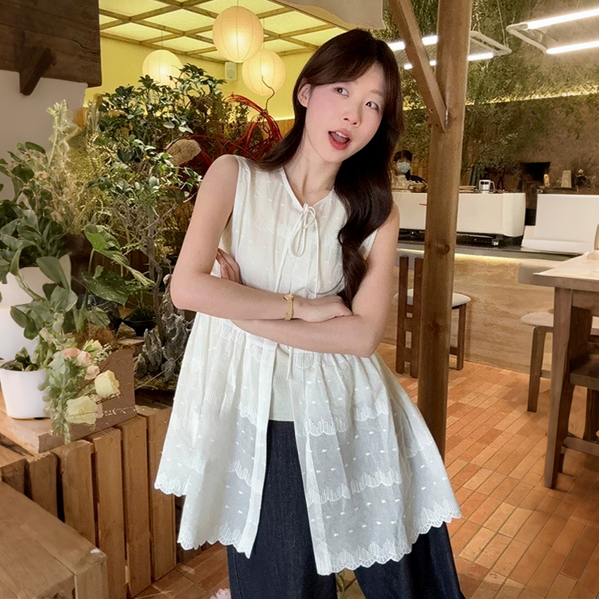13671271.【轻享100棉】夏季韩系波点肌理镂空蕾丝系带无袖中长款女衬衫