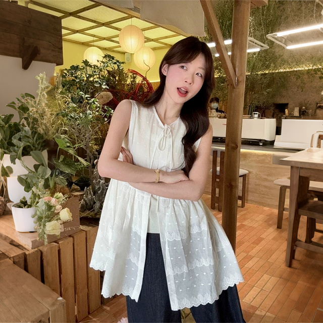 13671271.【轻享100棉】夏季韩系波点肌理镂空蕾丝系带无袖中长款女衬衫
