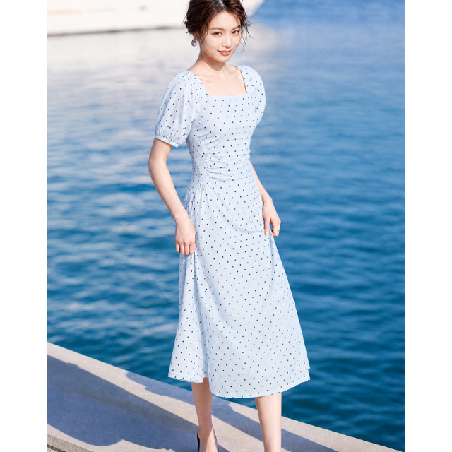 13671857.【浪漫波点控】夏季法式方领手工抽褶收腰泡泡袖A字显瘦女连衣裙