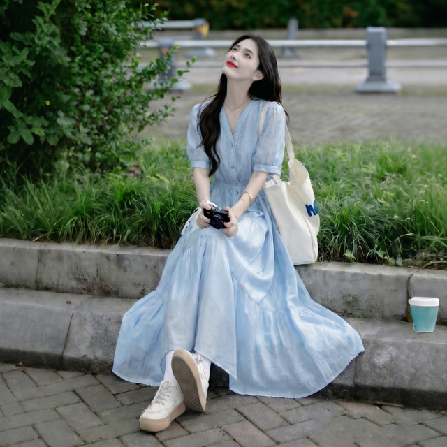 13672335.【轻盈莱赛尔】夏季优雅风V领收腰含内衬轻薄A字连衣裙女高级感