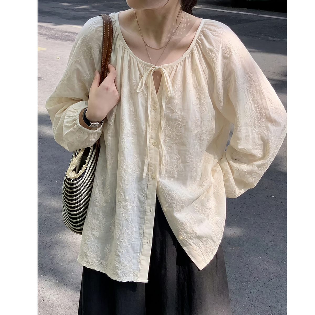 13671987.【清新纯棉】夏季文艺风绣花系带圆领七分袖花边摆轻薄宽松女衬衫