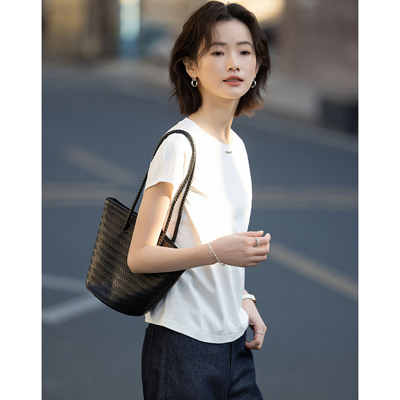 13287812.【含桑蚕丝呼吸棉】夏季金属标装饰圆领短袖显瘦藏肉t恤女高级感