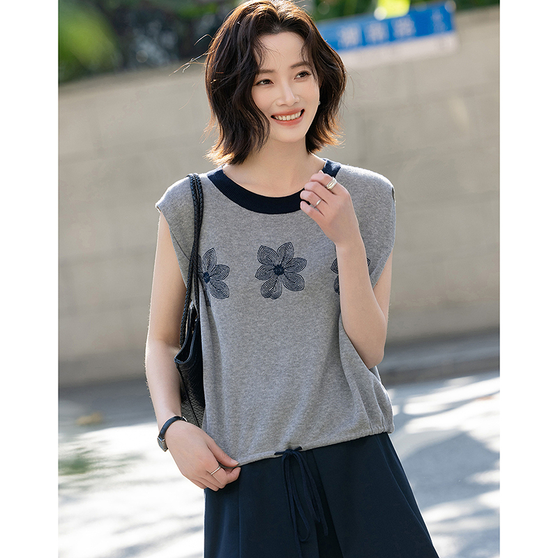 13232966.【含莱赛尔/亚麻】夏季撞色圆领连袖绣花短袖宽松针织衫女高级感