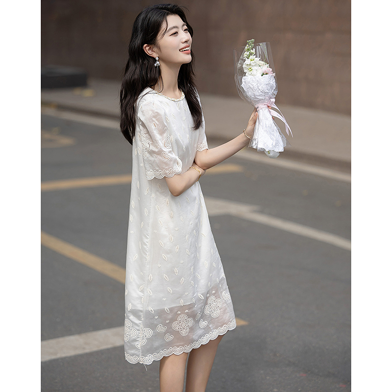 13673215.【会呼吸的莱赛尔】夏季织带圆领绣花泡泡袖直筒中长款女式连衣裙