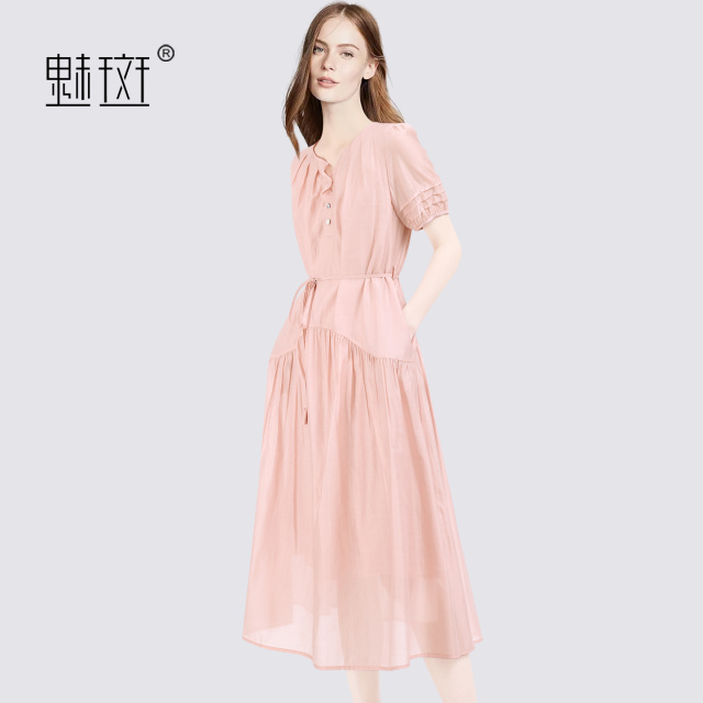 13674361.魅斑V领收腰粉色连衣裙莱赛尔中长裙