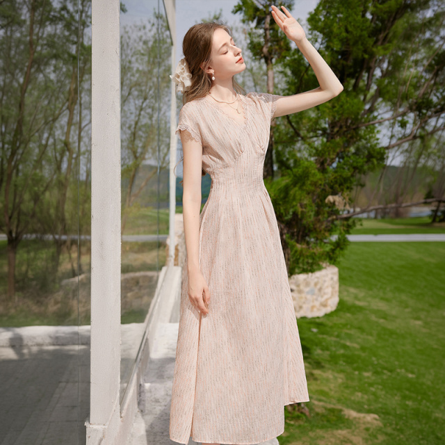 13678339.香影法式v领连衣裙女2026夏季新款修身显瘦蕾丝花边浪漫粉色裙子
