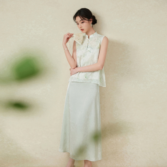 13678301.香影新中式国风绿色套装裙女2026夏秋季新款刺绣小衫吊带裙两件套