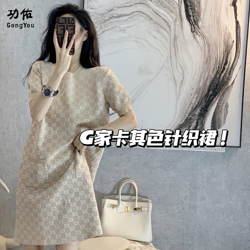 13678375.【功佑】圆领双C小香风显瘦直筒针织连衣裙