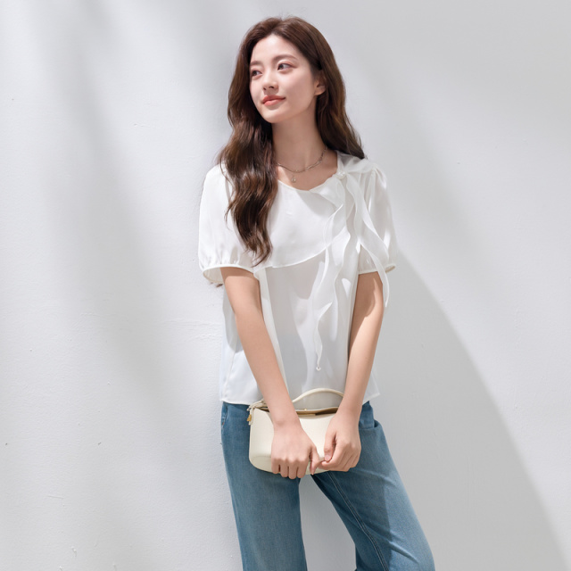 13680305.三彩若潮大码女装2026秋季新款荷叶边泡泡袖缎面小衫藏肉微胖MM