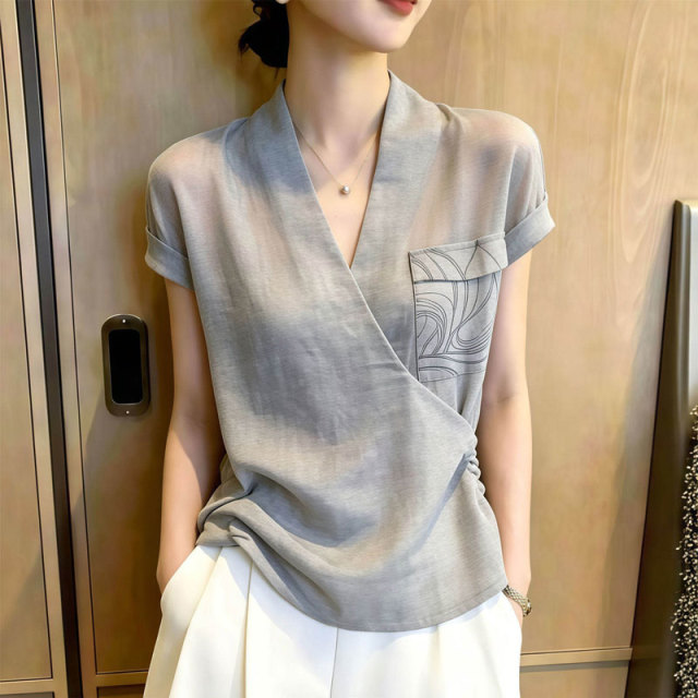 13680107.丹芙娅欧货高端浅灰交领口袋微透小衫女2026夏季新款轻奢风松弛大码上衣