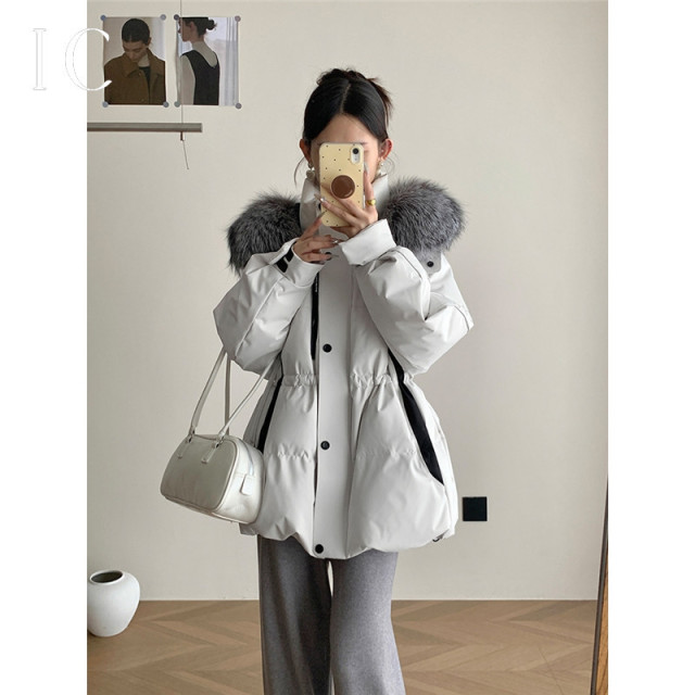 13682478.大毛领中长款连帽羽绒服