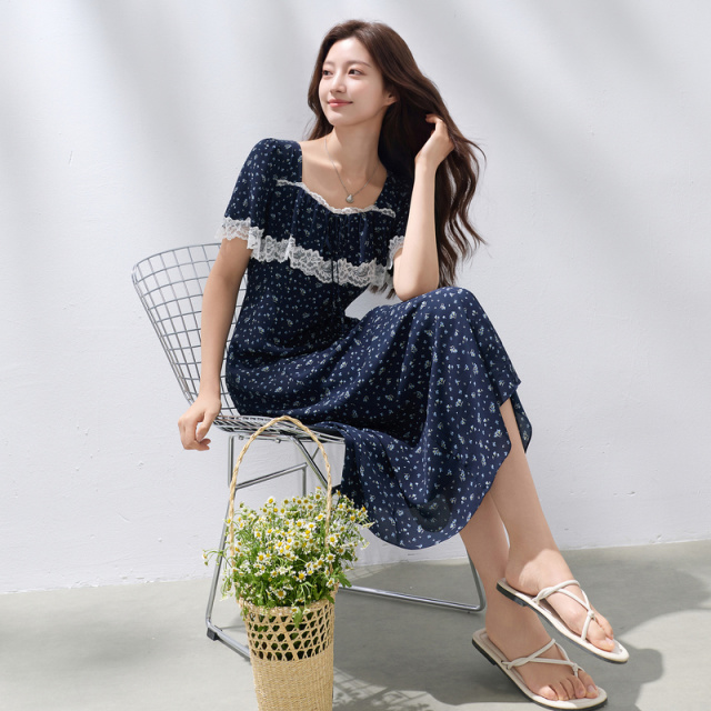 13681788.三彩若潮大码女装2026秋季新款方领碎花连衣裙长裙收腰显瘦微胖MM