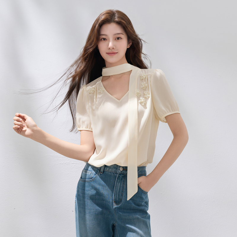 13681710.三彩若潮大码女装2026秋新款立体花朵肌理雪纺小衫短款藏肉微胖MM