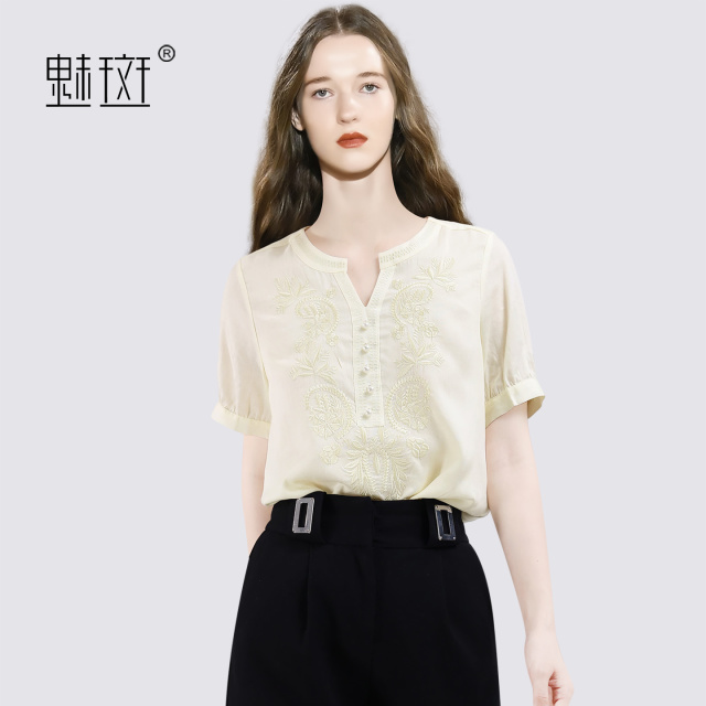 13684232.魅斑浅黄色V领重工刺绣短袖衬衫珍珠扣装饰上衣