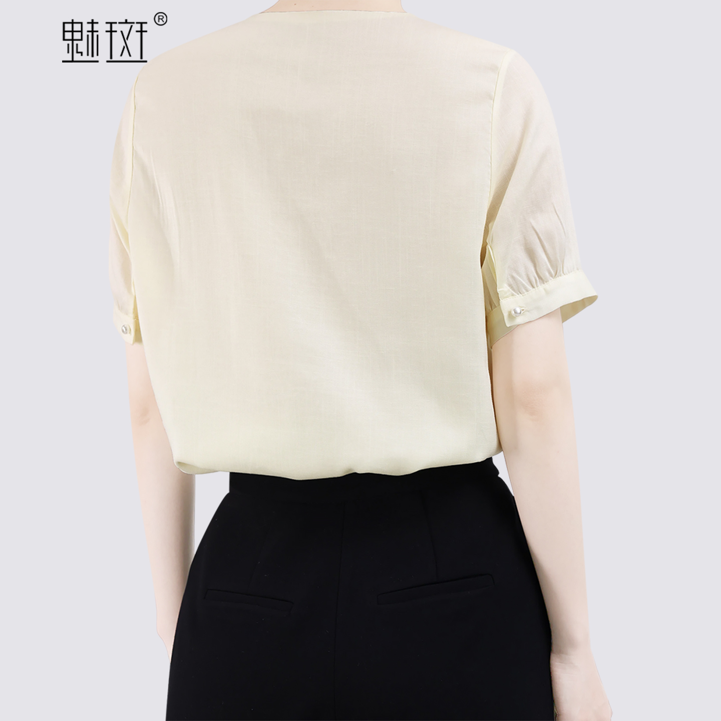 13684232.魅斑浅黄色V领重工刺绣短袖衬衫珍珠扣装饰上衣